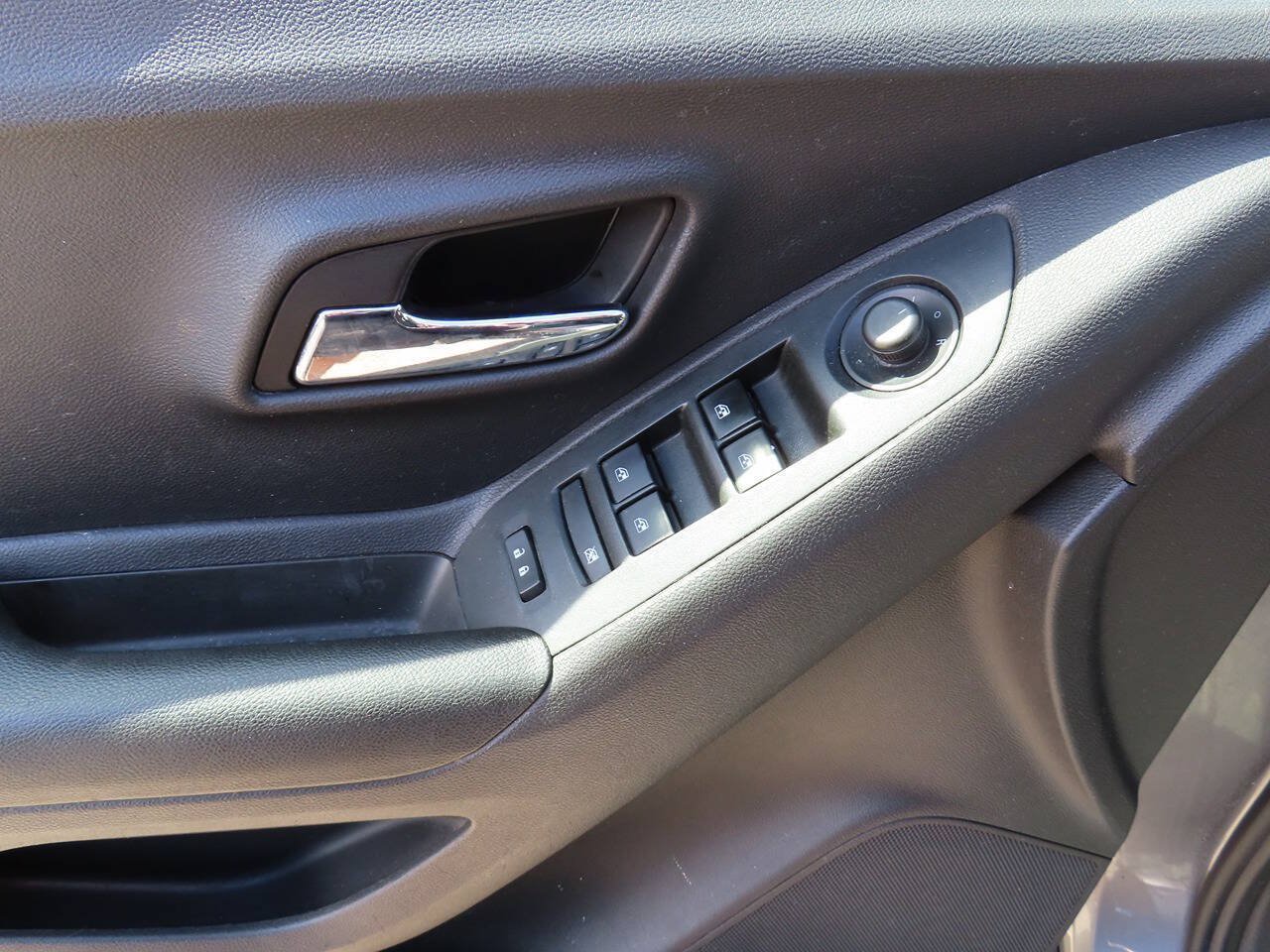 Used 2020 Chevrolet Trax LS w/ Tint and Cruise Package FWD image 19