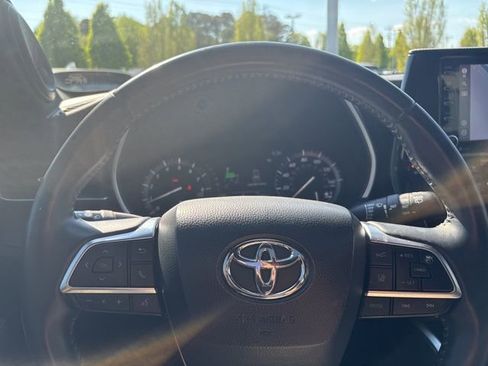 Used 2021 Toyota Highlander XSE image 16