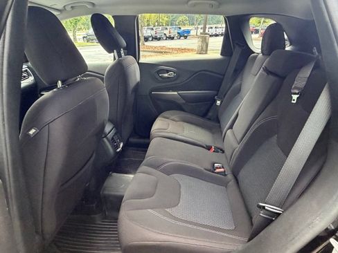 Used 2021 Jeep Cherokee Latitude w/ Mopar Interior Package AWD/4WD image 27
