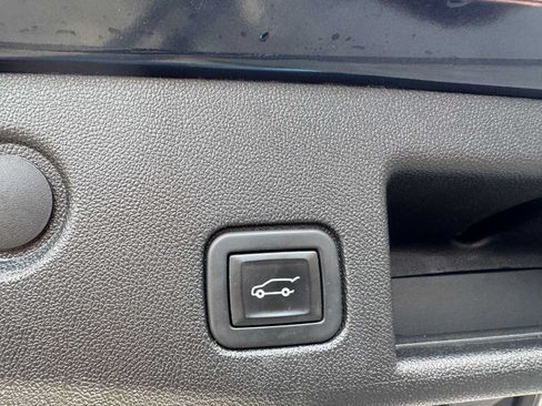 Used 2020 Chevrolet Equinox LT w/ Driver Convenience Package FWD image 29