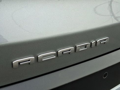 Used 2023 GMC Acadia SLE image 31