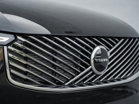 Certified 2025 Volvo XC90 T8 Core w/ Climate Package image 11