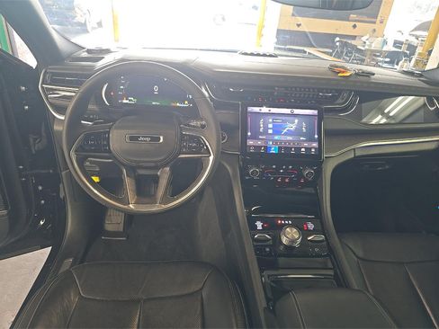 Used 2022 Jeep Grand Cherokee Overland AWD/4WD image 3