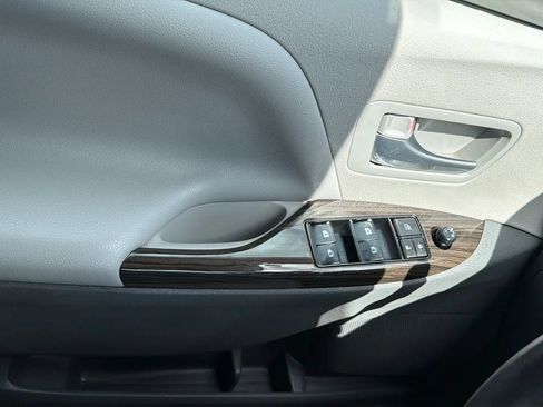 Used 2018 Toyota Sienna XLE AWD/4WD image 22