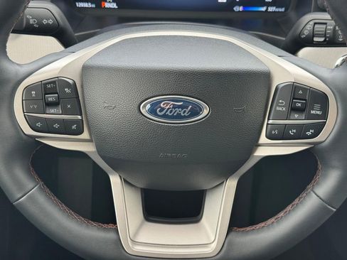 Used 2025 Ford Explorer Active AWD/4WD image 14