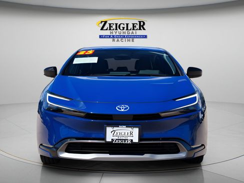 Used 2025 Toyota Prius XLE FWD image 2
