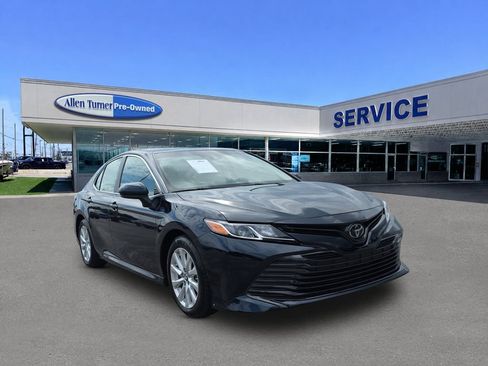 Used 2018 Toyota Camry LE FWD image 2