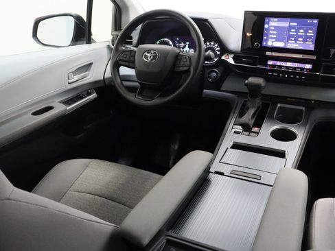 Used 2025 Toyota Sienna LE image 30