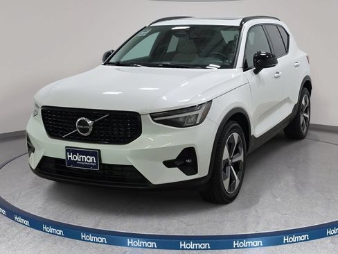 Used 2023 Volvo XC40 B5 Plus AWD/4WD image 1