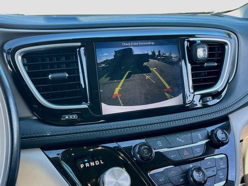 Used 2019 Chrysler Pacifica Limited FWD image 14