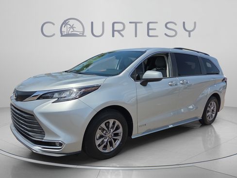 Used 2021 Toyota Sienna XLE w/ XLE Plus Package FWD image 1