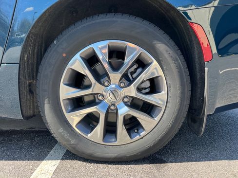 Used 2025 Chrysler Pacifica Pinnacle image 24