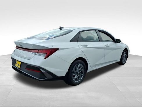 Used 2025 Hyundai Elantra Hybrid FWD image 13