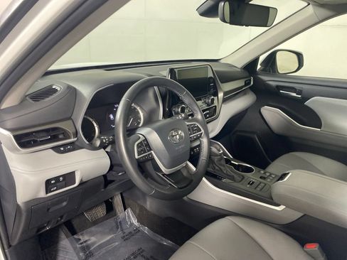 Used 2024 Toyota Highlander XLE AWD/4WD image 11