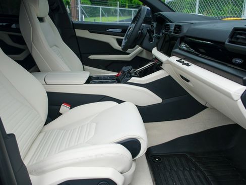 Used 2025 Lamborghini Urus SE image 18