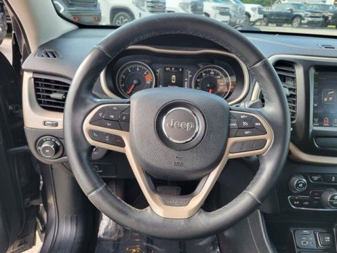 Used 2017 Jeep Cherokee Latitude w/ Comfort/Convenience Group FWD image 12