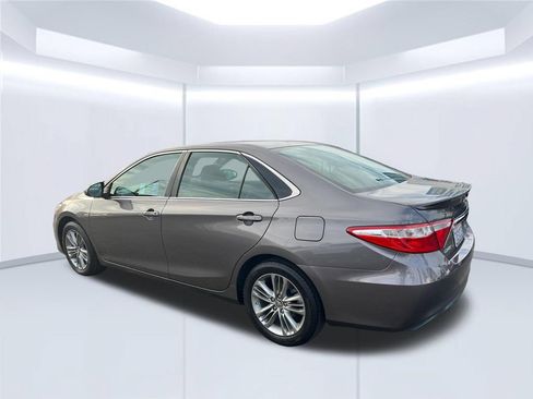 Used 2017 Toyota Camry SE FWD image 3