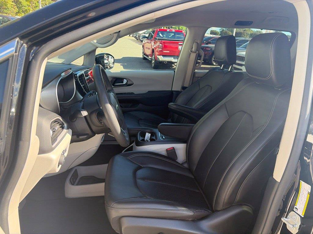 Used 2024 Chrysler Pacifica Touring-L FWD image 6