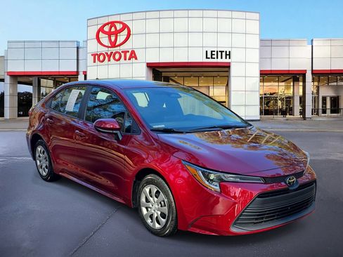 Used 2025 Toyota Corolla LE w/ Convenience Package image 3