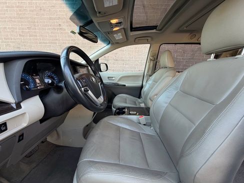 Used 2015 Toyota Sienna XLE Premium image 11