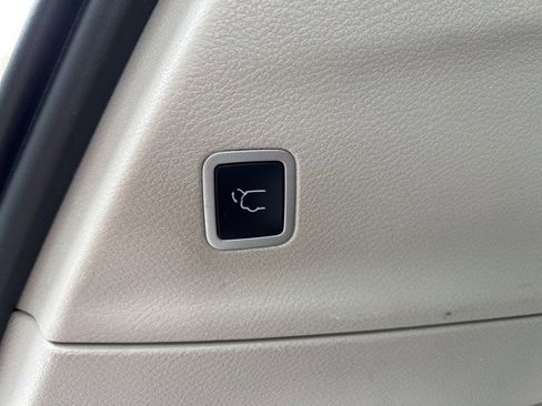 Certified 2024 Chrysler Pacifica Touring-L image 12