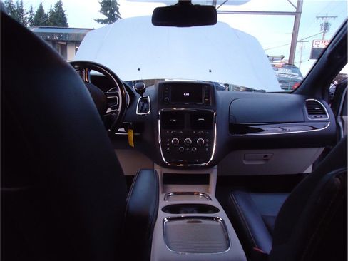 Used 2019 Dodge Grand Caravan SXT image 23