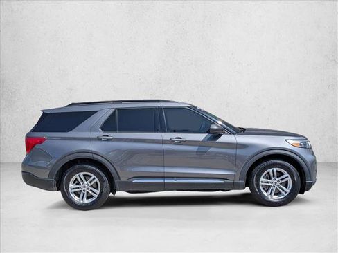 Used 2023 Ford Explorer XLT image 4