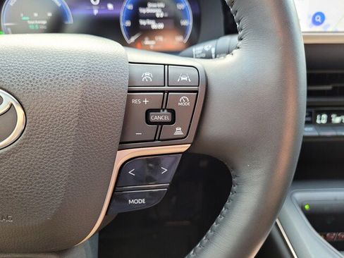 Used 2023 Toyota Crown Limited image 34