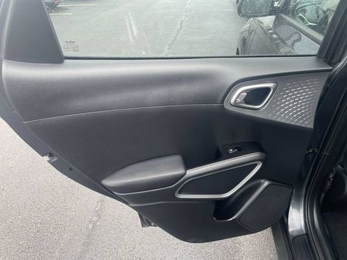 Used 2025 Kia Soul LX w/ LX Technology Package FWD image 28