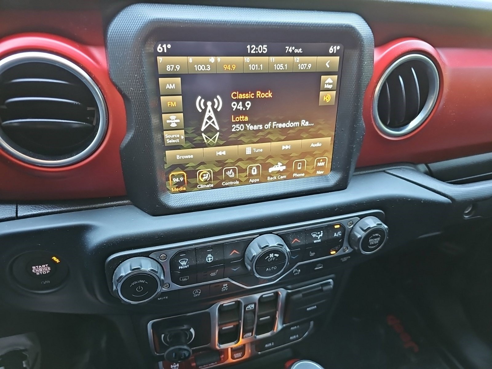 Used 2023 Jeep Gladiator Rubicon w/ LED Lighting Group AWD/4WD image 19