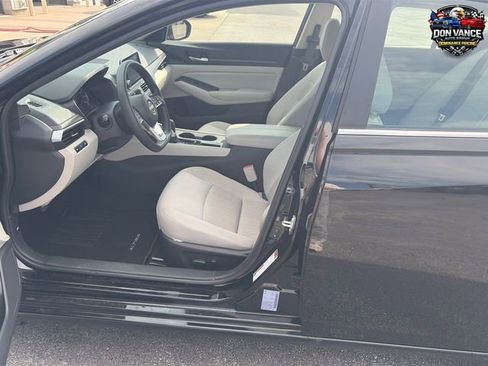 Used 2025 Nissan Altima 2.5 SV FWD image 9