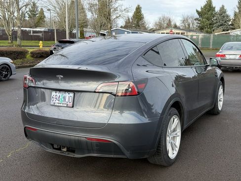 Used 2022 Tesla Model Y Long Range image 8