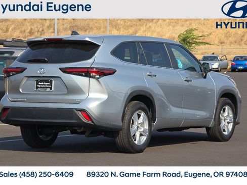 Used 2024 Toyota Highlander LE FWD image 3