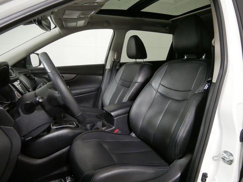 Used 2019 Nissan Rogue SL w/ Premium Package image 11