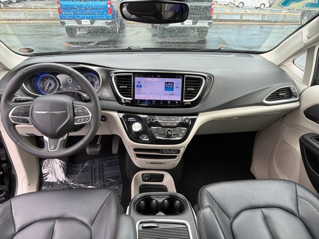 Used 2024 Chrysler Pacifica Touring-L FWD image 12