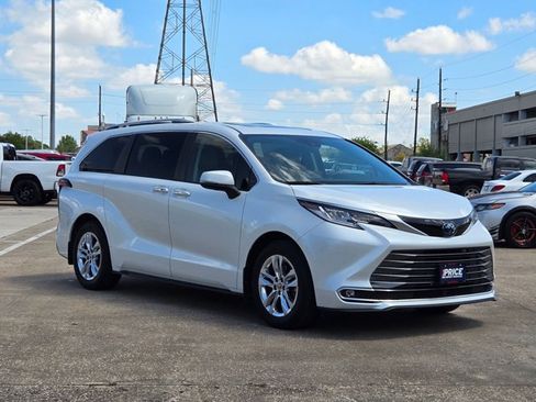 Used 2023 Toyota Sienna Limited AWD/4WD image 3