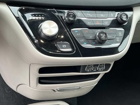 Used 2024 Chrysler Pacifica Touring-L FWD image 32