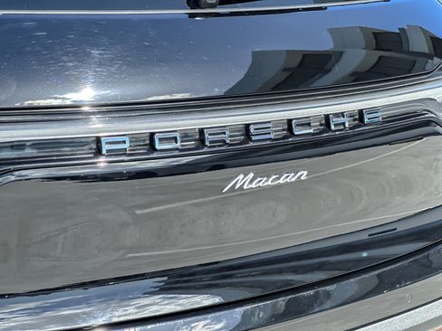Certified 2023 Porsche Macan AWD/4WD image 27