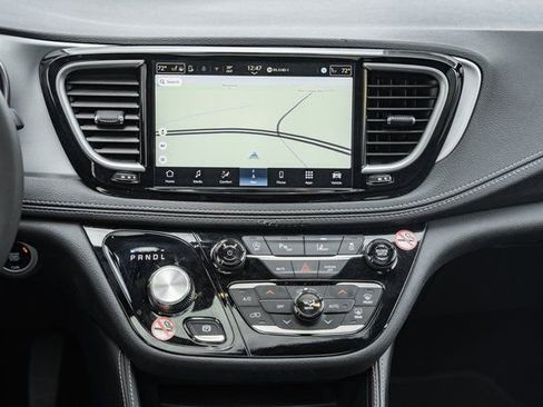 Used 2025 Chrysler Pacifica Limited image 23