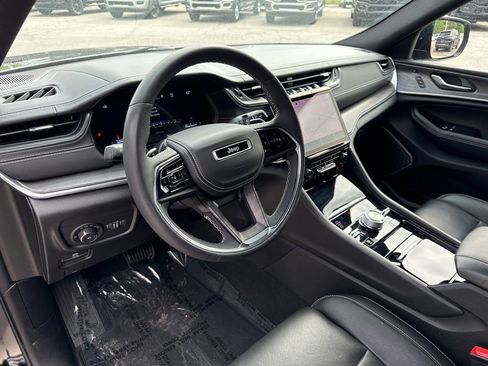 Used 2023 Jeep Grand Cherokee Overland w/ Luxury Tech Group IV AWD/4WD image 2