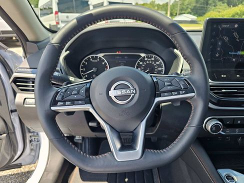 Used 2024 Nissan Altima 2.5 SR w/ SR Premium Package FWD image 19