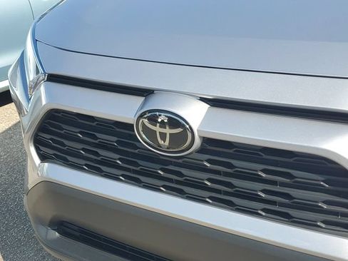 Used 2021 Toyota RAV4 XLE w/ Convenience Package FWD image 5