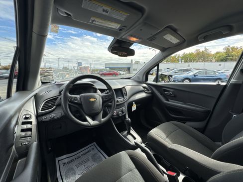 Used 2022 Chevrolet Trax LS w/ Tint and Cruise Package image 10