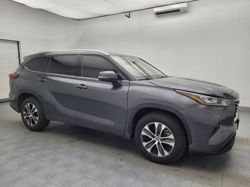 Used 2020 Toyota Highlander XLE image 11