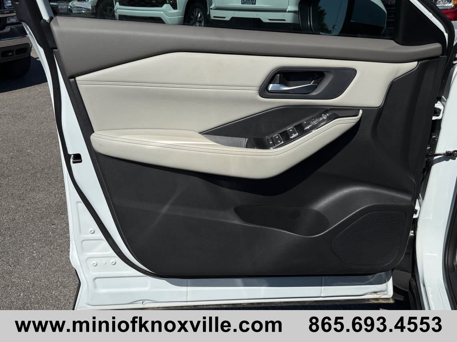 Used 2025 Nissan Rogue SL AWD/4WD image 13