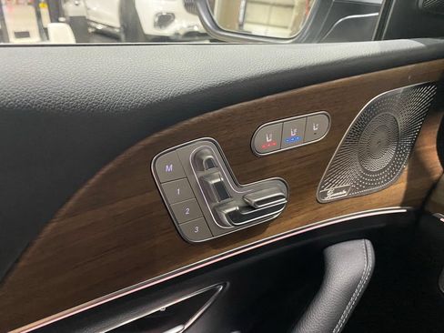 Used 2025 Mercedes-Benz GLS 450 4MATIC w/ AMG Line Exterior image 9