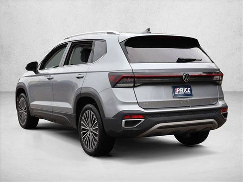 Used 2025 Volkswagen Taos SE FWD image 7