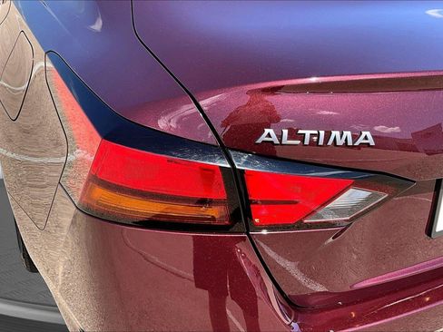 Used 2025 Nissan Altima 2.5 SV FWD image 30