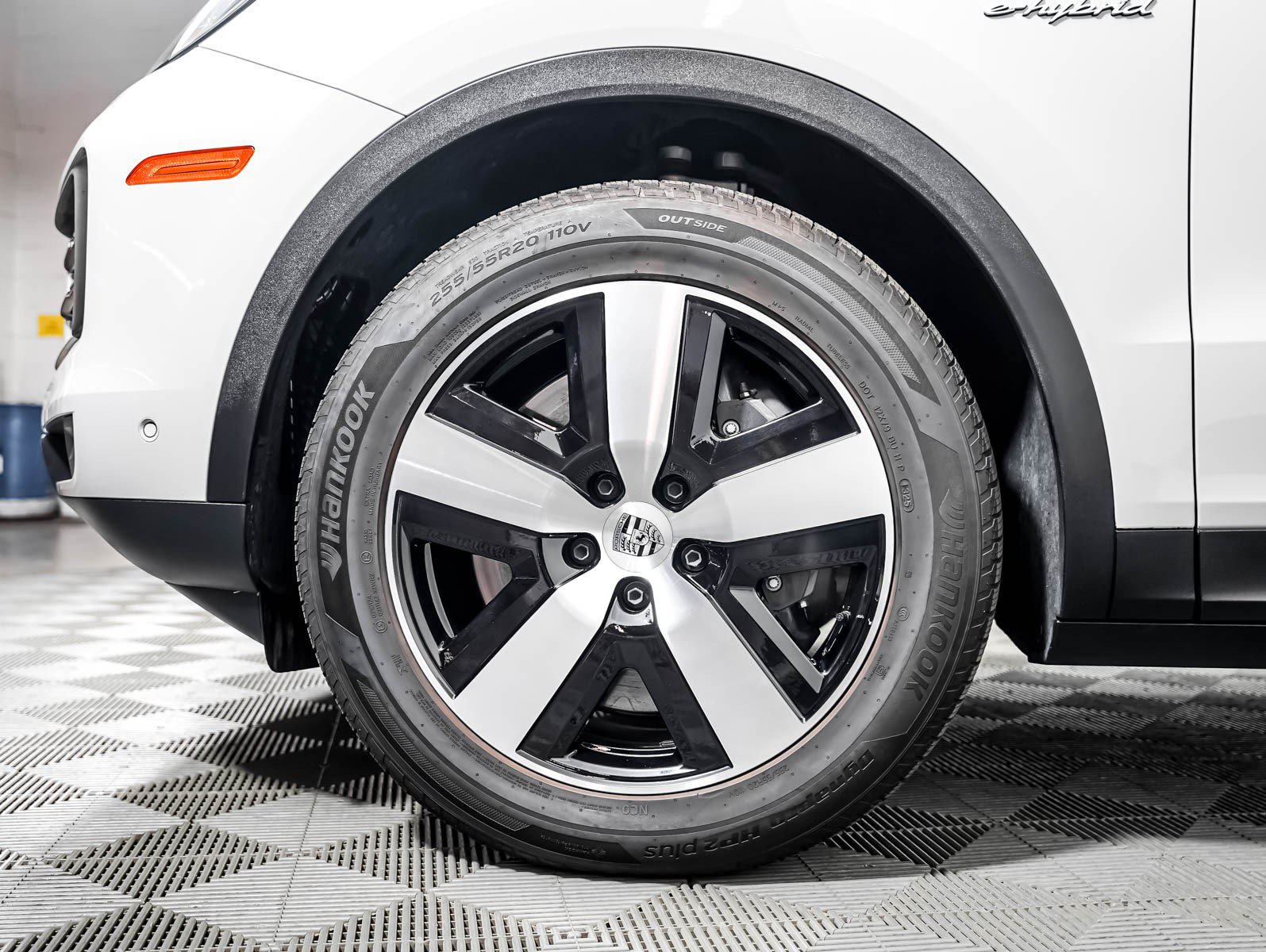 Certified 2024 Porsche Cayenne AWD/4WD image 14