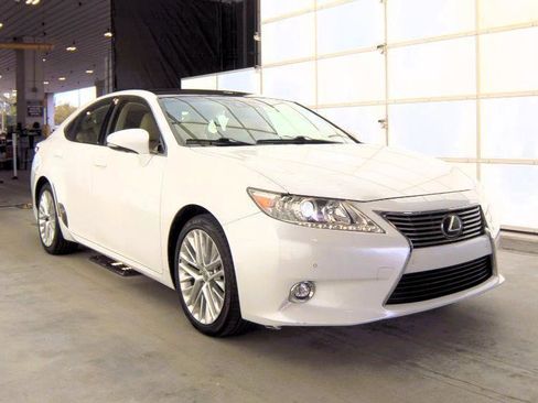 Used 2015 Lexus ES 350 w/ Ultra Luxury Package image 4